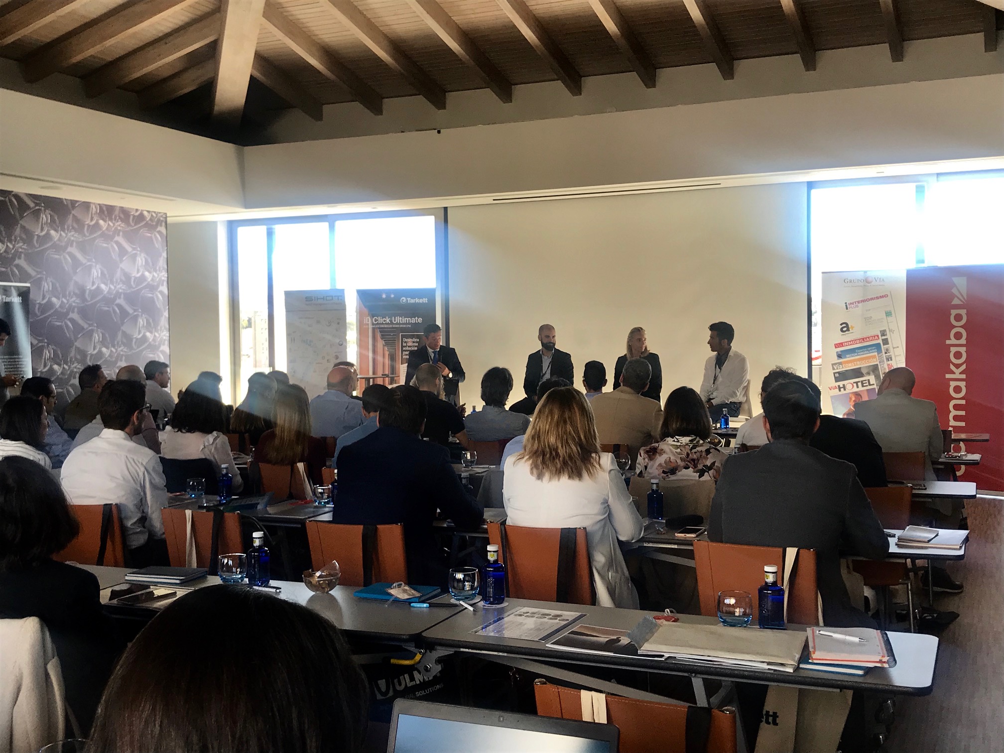 Análisis de los retos y amenazas para la nueva temporada en el Gran Debate Hotelero del Grupo Vía