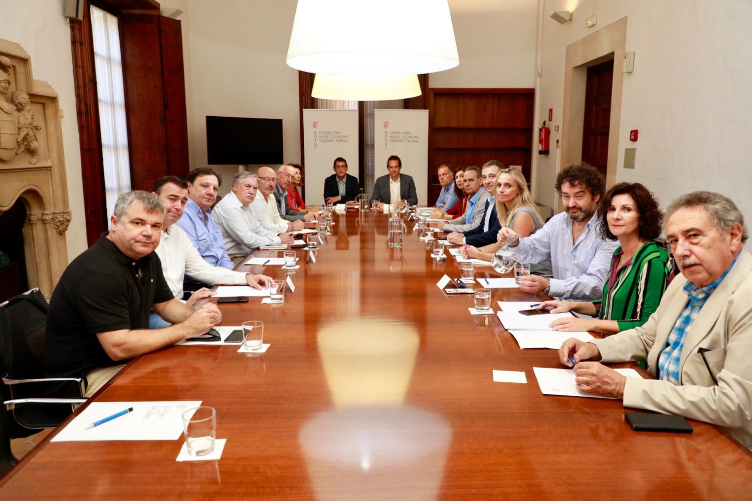FEHM y ACH participan en la reunión convocada por el Govern para analizar la situación de las empresas tras la quiebra de Thomas Cook y presentar una propuesta al Gobierno